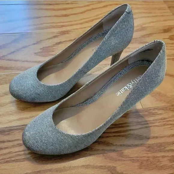 GUC Size 9M Kelly & Katie Silver Holographic Stiletto Pumps - Picture 4 of 5